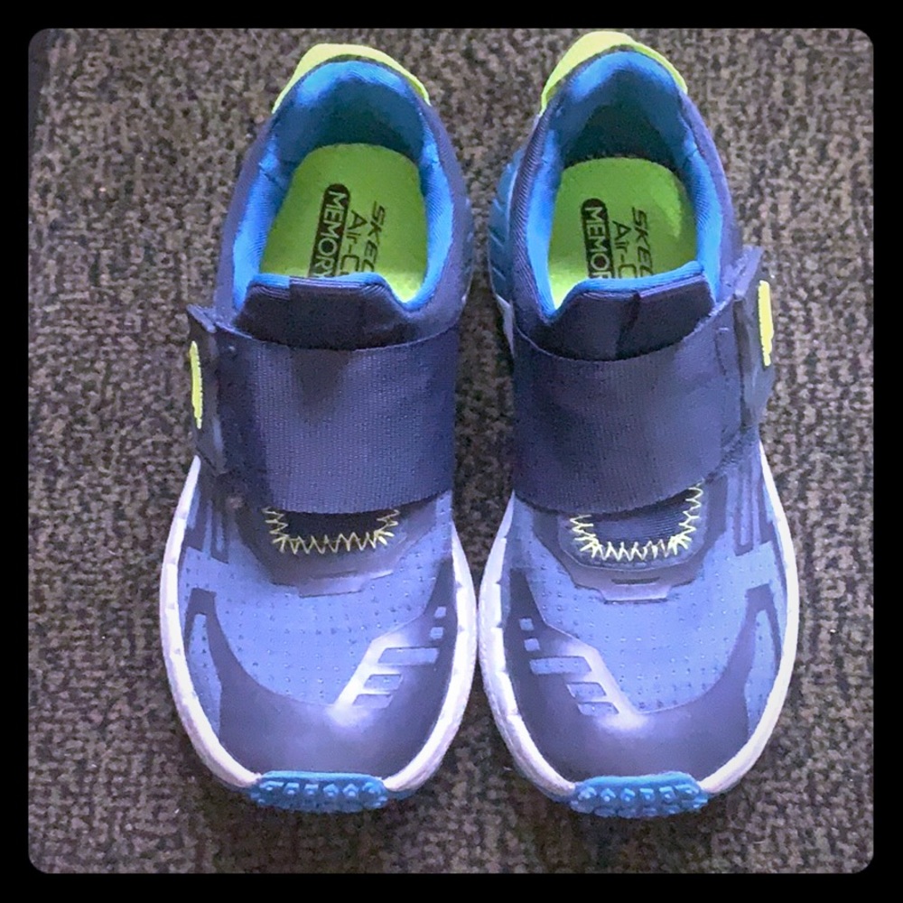 SKECHERS kid boy sneakers. Sz 11
